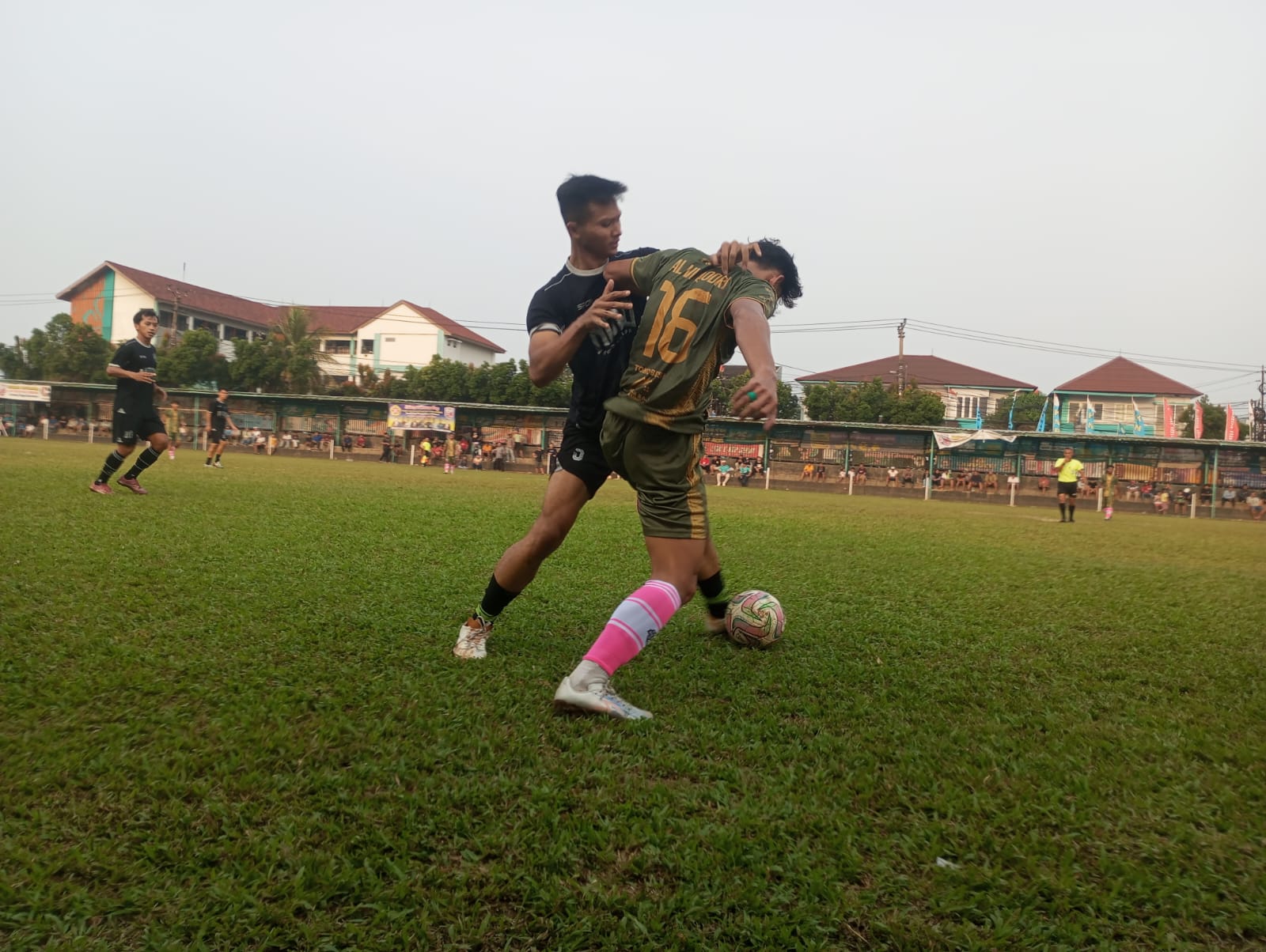 Gelandang Always Ready FC, Putra (nomer 16) berduel dengan pemain Nitro FC, Senin (27/04/2026).(tangselpos.id).