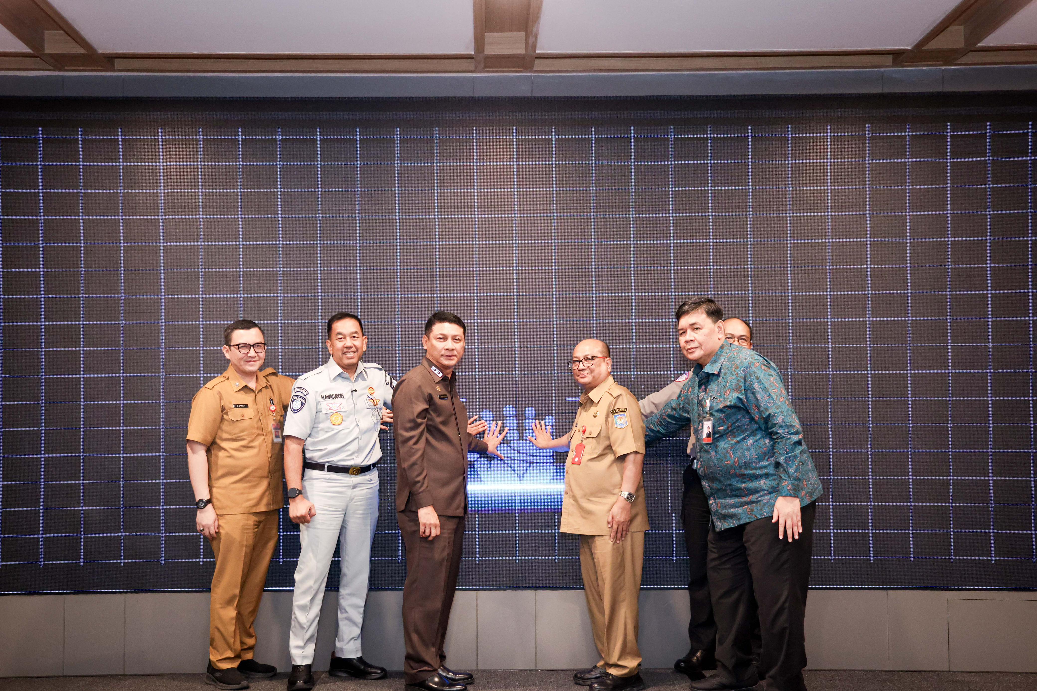 Peluncuran Sansat Ceria oleh Sekretaris Daerah Banten Deden Apriandhi bersama Direktur Utama Jasa Raharja Muhammad Awaluddin dan Kepala Bapenda Banten Berly Rizki Natakusuma. Foto : Humas Pemprov