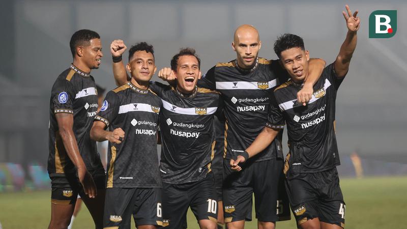 Selebrasi skuad Dewa United usai mengalahkan tuan rumah Malut United. Foto : Ist