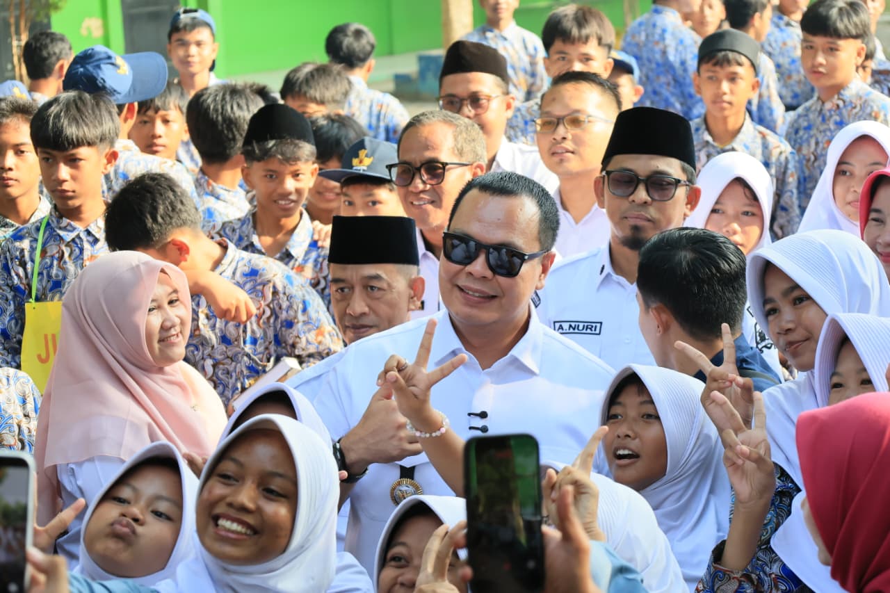 Wali Kota Serang, Budi Rustandi berfoto bersama dengan siswa SMPN 5 Kota Serang, usai melakukan pengajian bersama, Rabu (29/4/2026).(Istimewa)