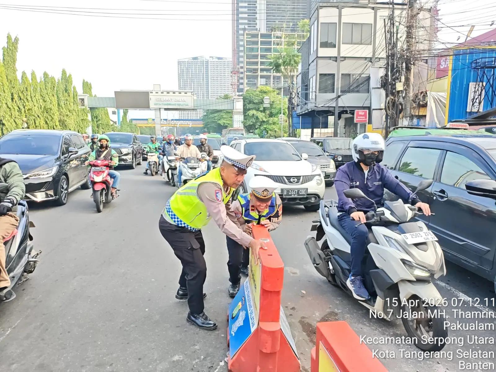 Satuan Lalu Lintas Polres Tangsel bergerak cepat melakukan perbaikan barrier di kawasan traffic light (TL) Gading Serpong, Kamis (16/4).