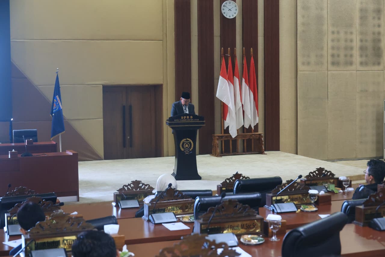 Wali Kota Tangsel Benyain Davnie saat berika pendapat terkait Raperda Diniyah yag diusulkan oleh  DPRD Kota Tangsel.