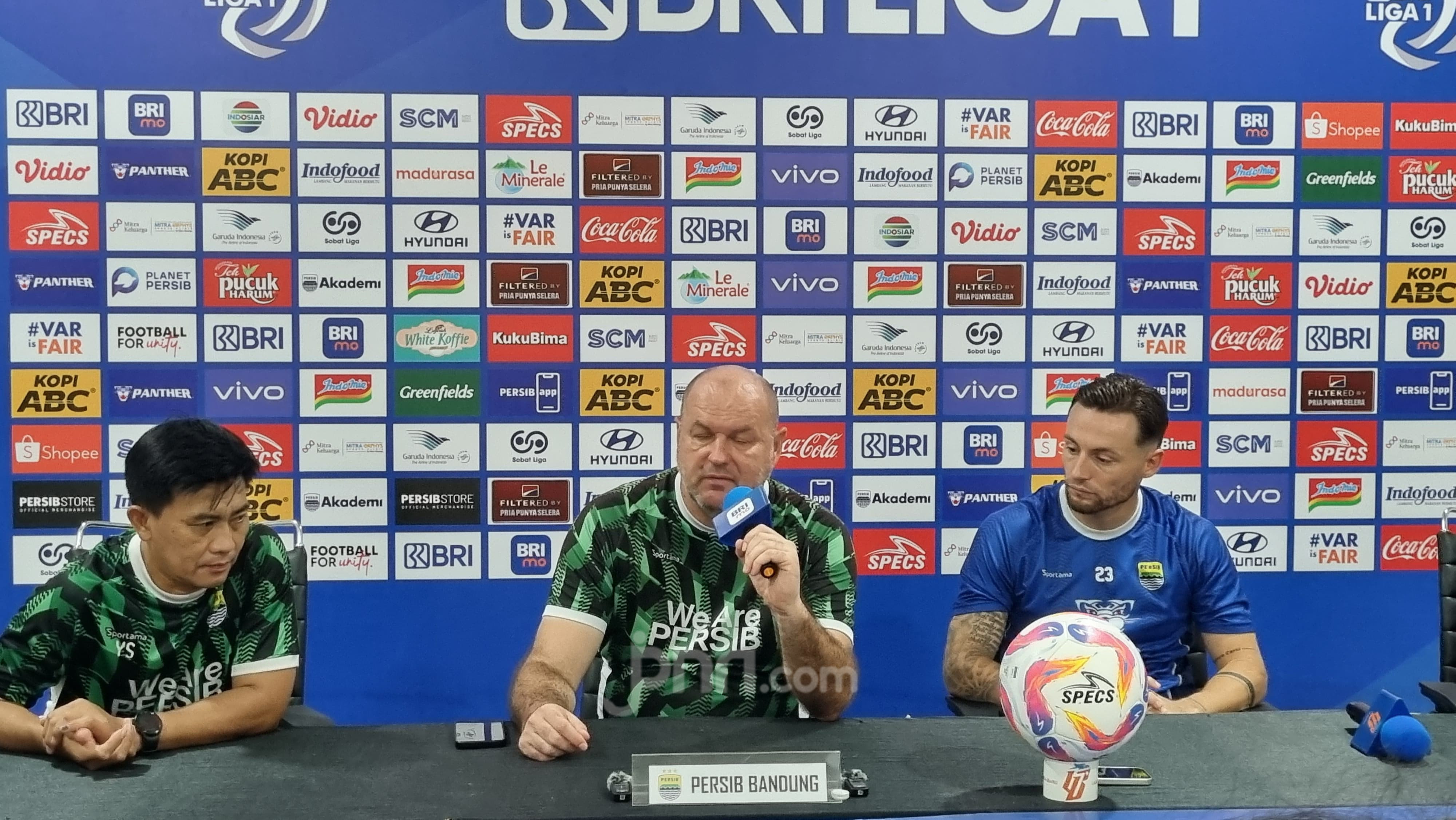 Pelatih Persib Bojan Hodak (tengah) saat konferensi pers. Foto : Ist