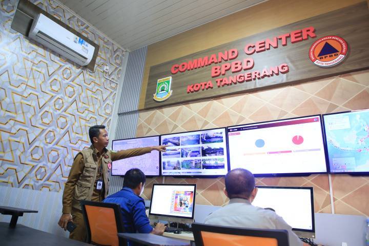 Kepala Pelaksana Badan Penanggulangan Bencana Daerah (BPBD) Kota Tangerang, Mahdiar, memberikan arahan kepada petugas operator di Ruang Command Center BPBD Kota Tangerang.
