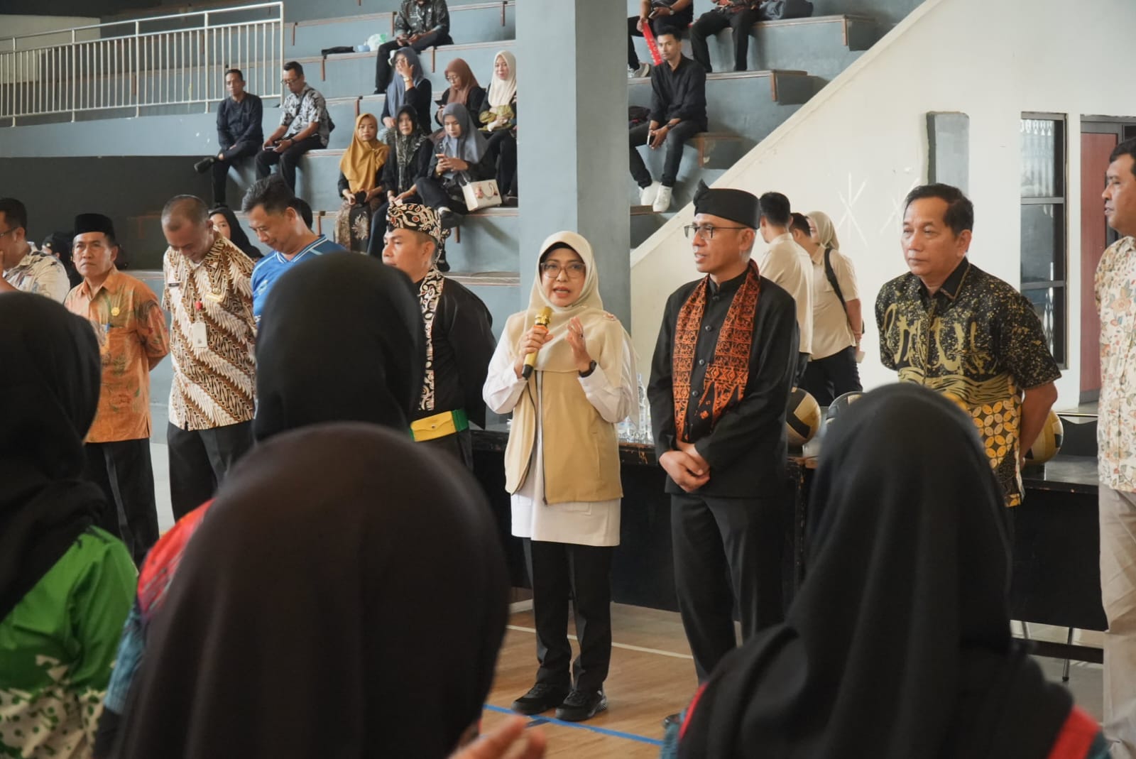 Bupati Pandeglang, Raden Dewi Setiani saat menyampaikan sambutan dalam acara pembukaan kompetisi bola voli antar OPD, di GOR Cikupa, Kamis (2/4/2026).(Istimewa)