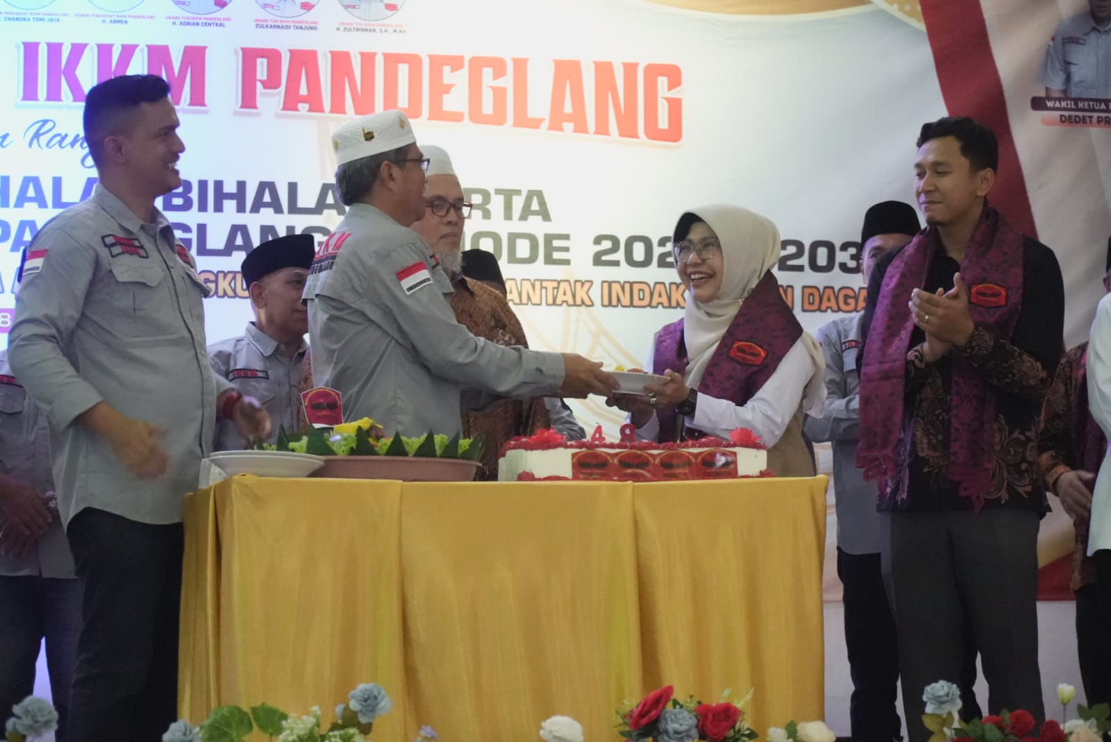 Bupati Pandeglang, Raden Dewi Setiani sedang menerima potongan tumpeng dari pihak keluarga Minang, saat acara HUT ke-48 sekaligus Halal Bihalal dan pengukuhan pengurus IKKM periode 2026–2030. di Graha Pancasila Pandeglang, Sabtu (18/4).