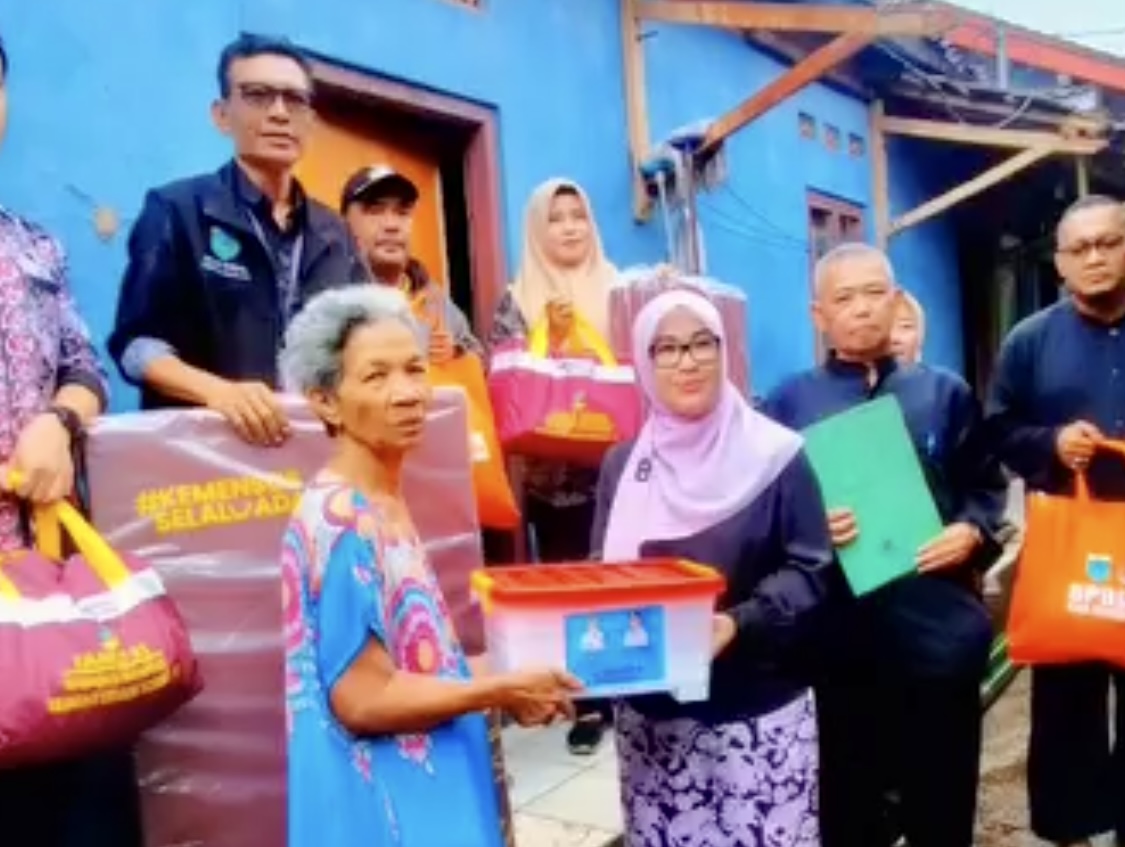 Plt Camat Pandeglang Siti Gogon Goniah, secara simbolis menyerahkan bantuan logistik kebutuhan dasar kepada korban yang atap rumahnya ambruk akibat cuaca ekstrem, di Kampung Kabayan Cibunut, Kelurahan Kabayan, Kecamatan Pandeglang, Kamis (9/4).
