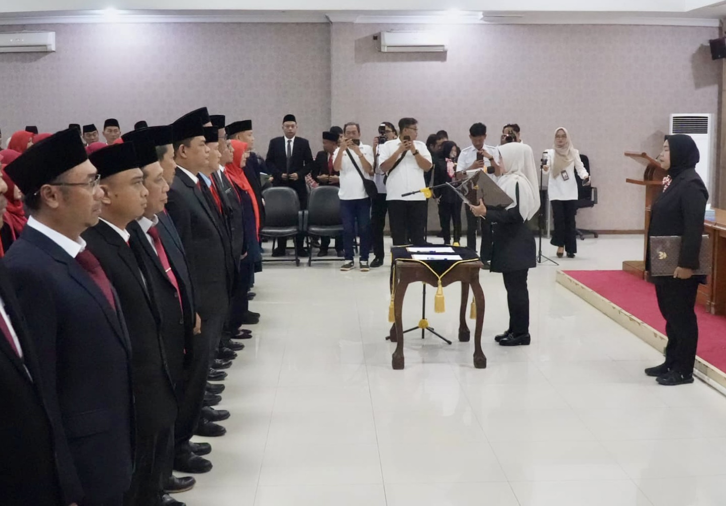 Bupati Pandeglang Raden Dewi Setiani, secara resmi sedang melantik 94 pejabat administrator eselon III, di Oproom Sekretariat Daerah (Setda) Pandeglang, Rabu (22/4).