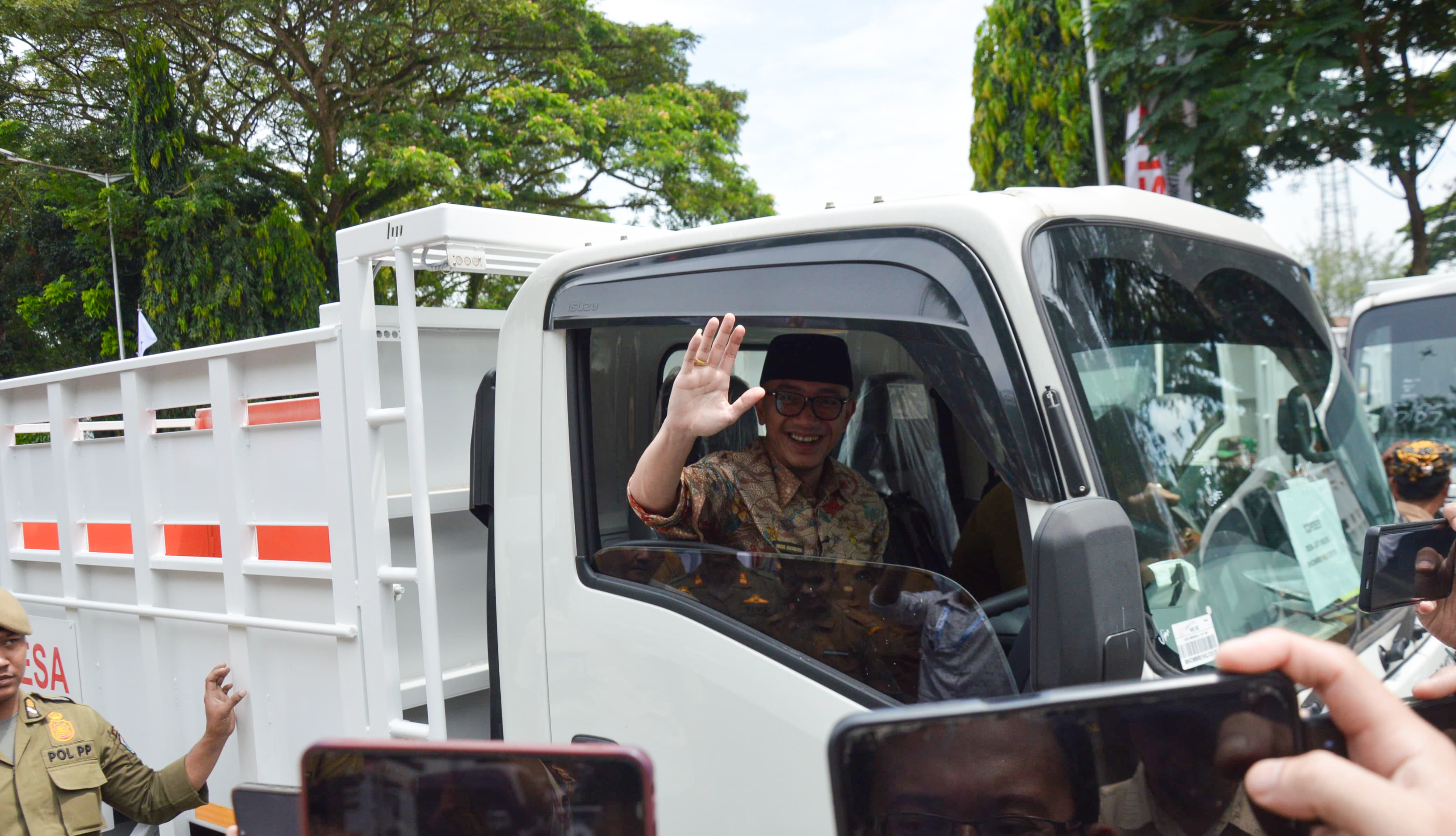 Bupati Lebak, Mochamad Hasbi Asyidiki Jayabaya, saat mengendarai truk operasional KDMP.(Istimewa)