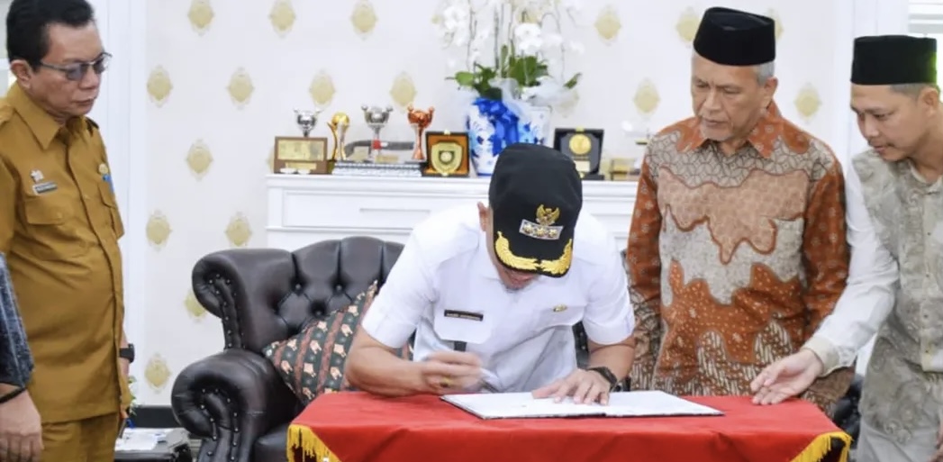 Bupati Lebak Moch. Hasbi Jayabaya didampingi jajarannya, bersama pihak Yayasan BWA sedang menandatangani MoU, di Gedung Negara Bupati Lebak, Selasa (14/4).