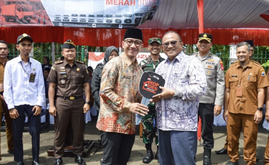 Bupati Lebak Moch. Hasbi Asyidiki secara simbolis sedang menerima bantuan 34 Unit Kendaraan Truk dari perwakilan Agrinas Pangan Nusantara, di Alun-alun Rangkasbitung, Senin (6/4).