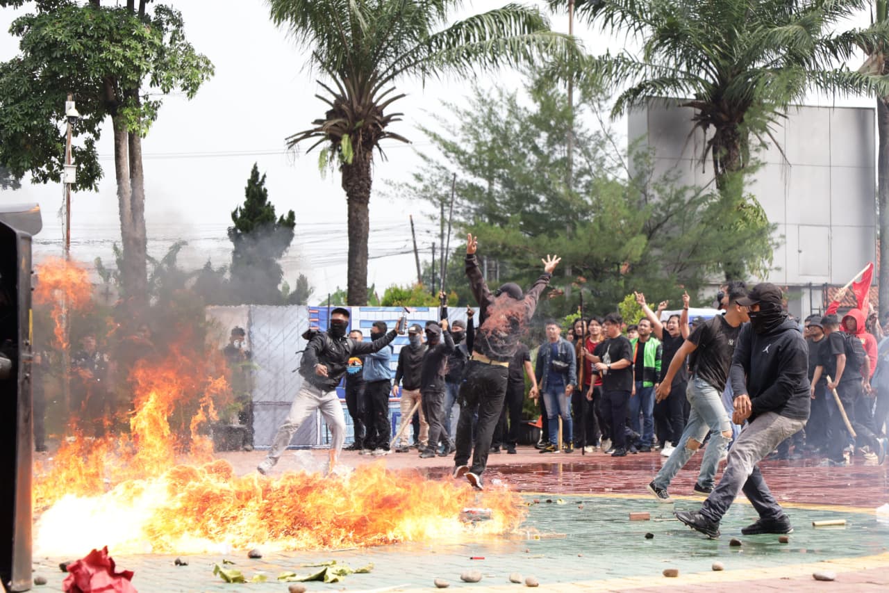 Ratusan buruh melakukan aksi anarkis dalam aksi unjuk rasa di Mapolda Banten, Senin (20/4/2026). Kegiatan tersebut bagian dari simulasi persiapan pengamanan aksi unjuk rasa Hari Buruh 1 Mei 2026.(Istimewa)