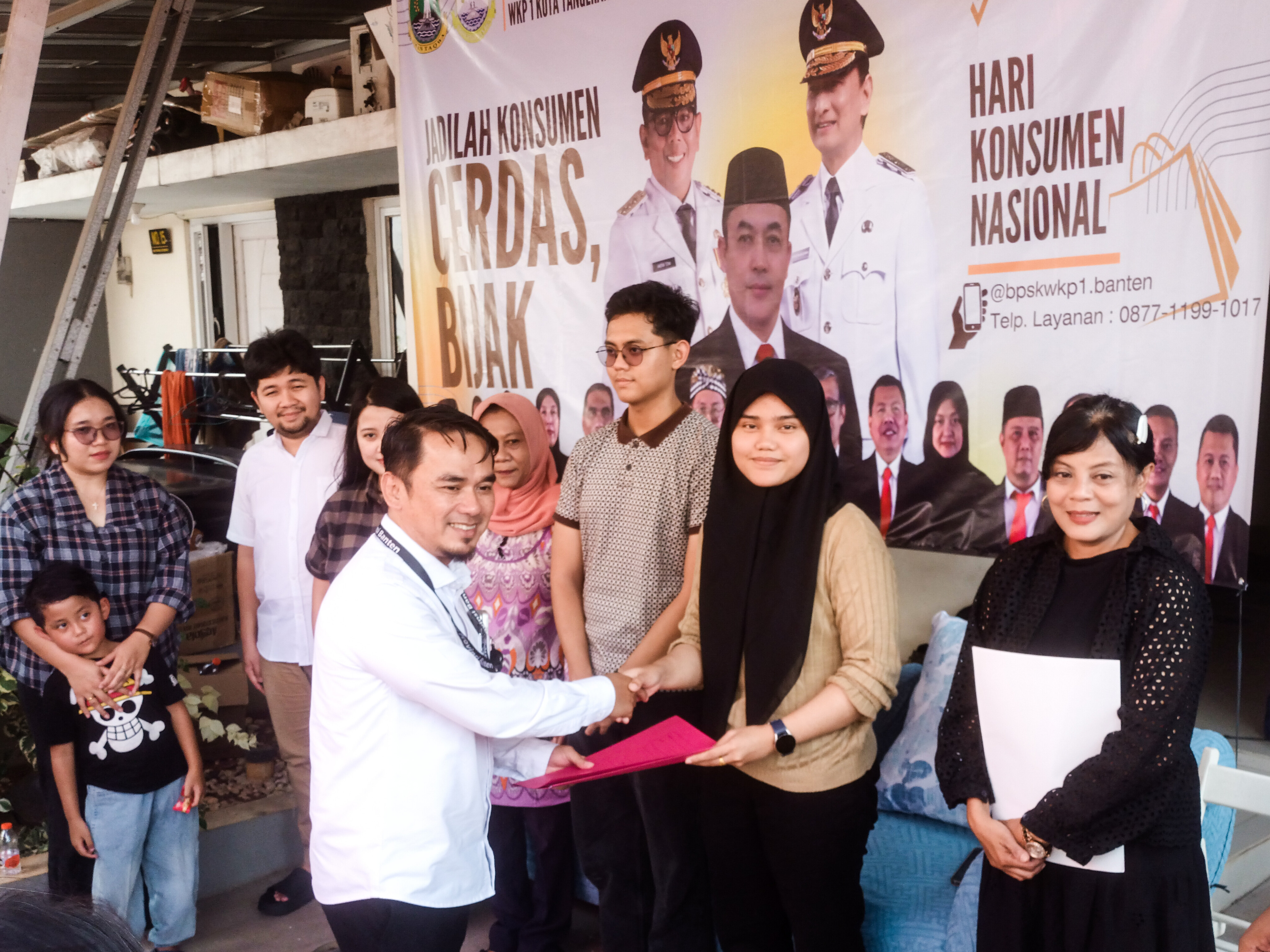 Ketua BPSK WKP 1 Banten, Yuniarso, menyerahkan putusan sengketa kepada konsumen usai proses penyelesaian kasus di Kota Tangerang Selatan, Sabtu (18/4/2026). (tangselpos.id/lim)