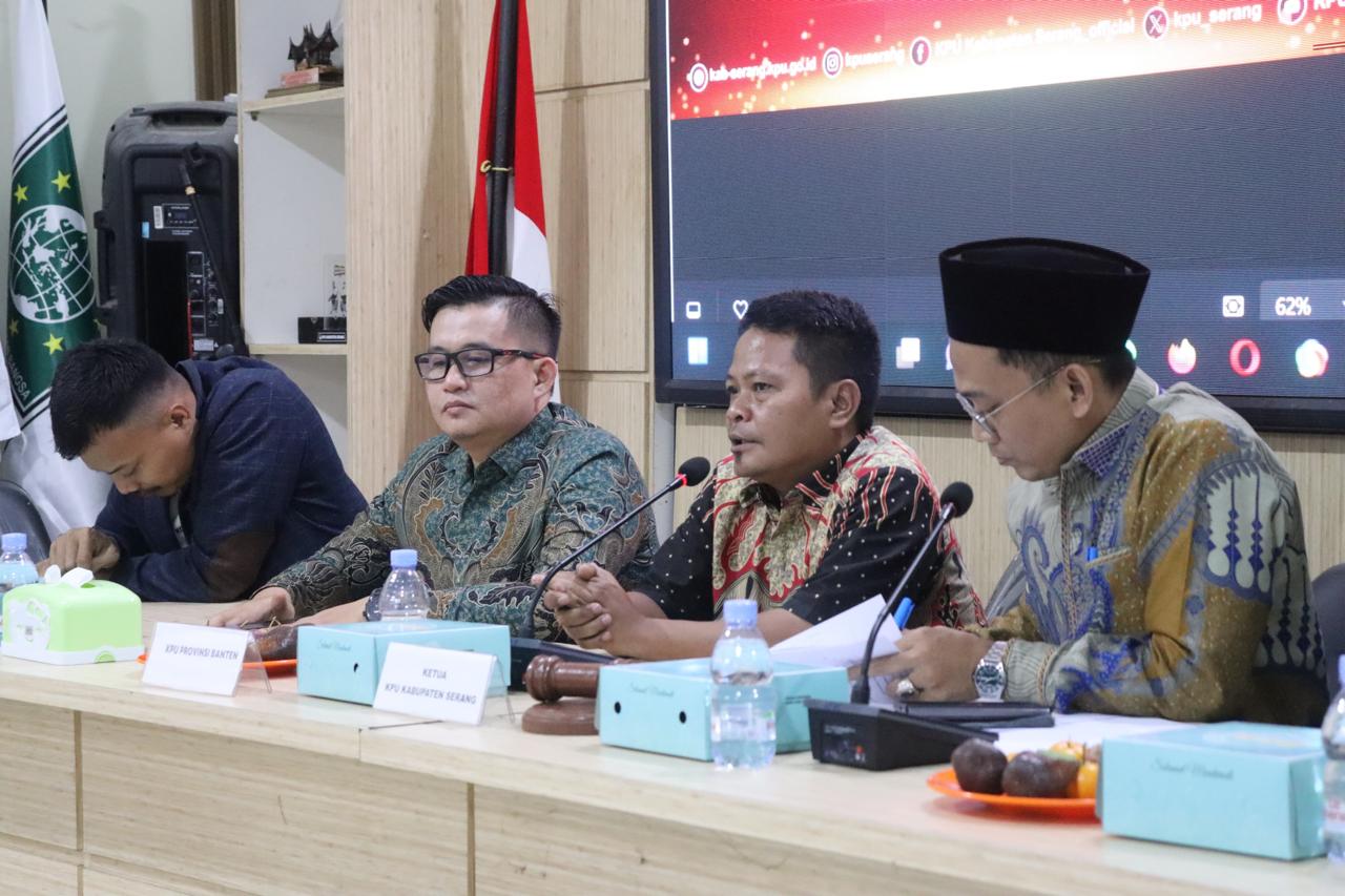 Anggota KPU Banten, Divisi Data dan Informasi, A. Munawar (kedua dari kanan) saat menghadiri dapat pleno terbuka rekapitulasi Pemutakhiran Data Pemilih Berkelanjutan (PDPB) Triwulan I Tahun 2026.(Istimewa)