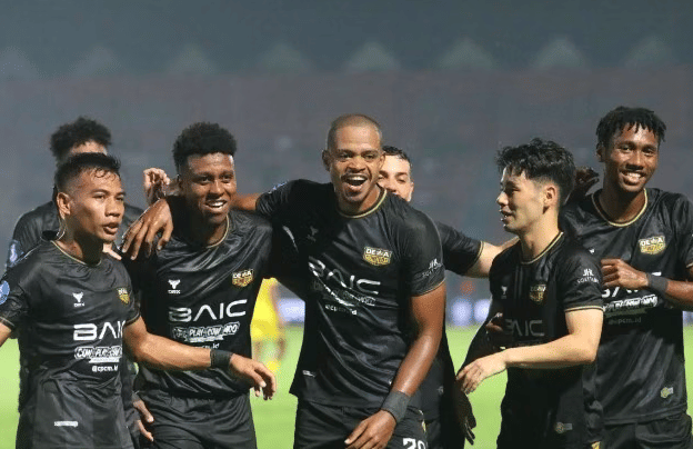 Selebrasi skuad Dewa United usai menang 1-0 dari PSIM. Foto : Ist