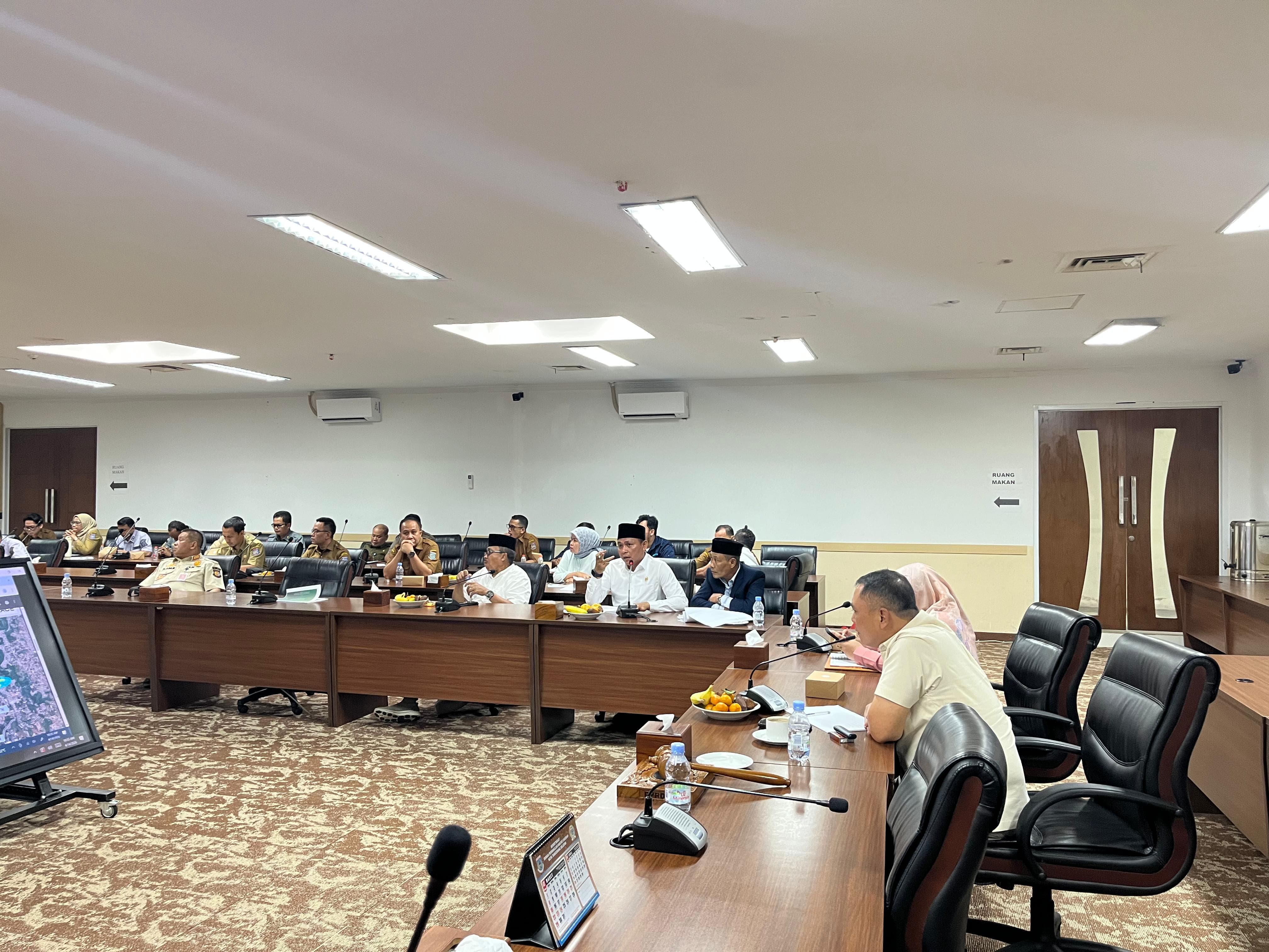 Momen saat warga menyampaikan aspirasinya ke DPRD Tangsel.