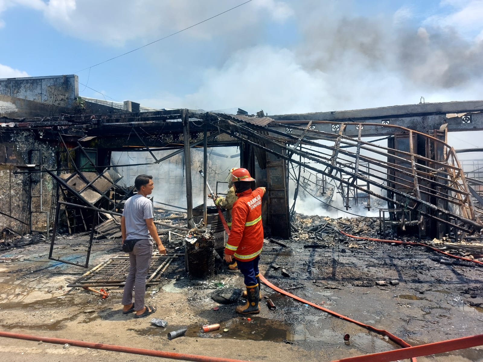 Kerugian akibat kebakaran tersebut diperkirakan mencapai sekitar Rp3,5 miliar. (tangselpos.id/rmn)