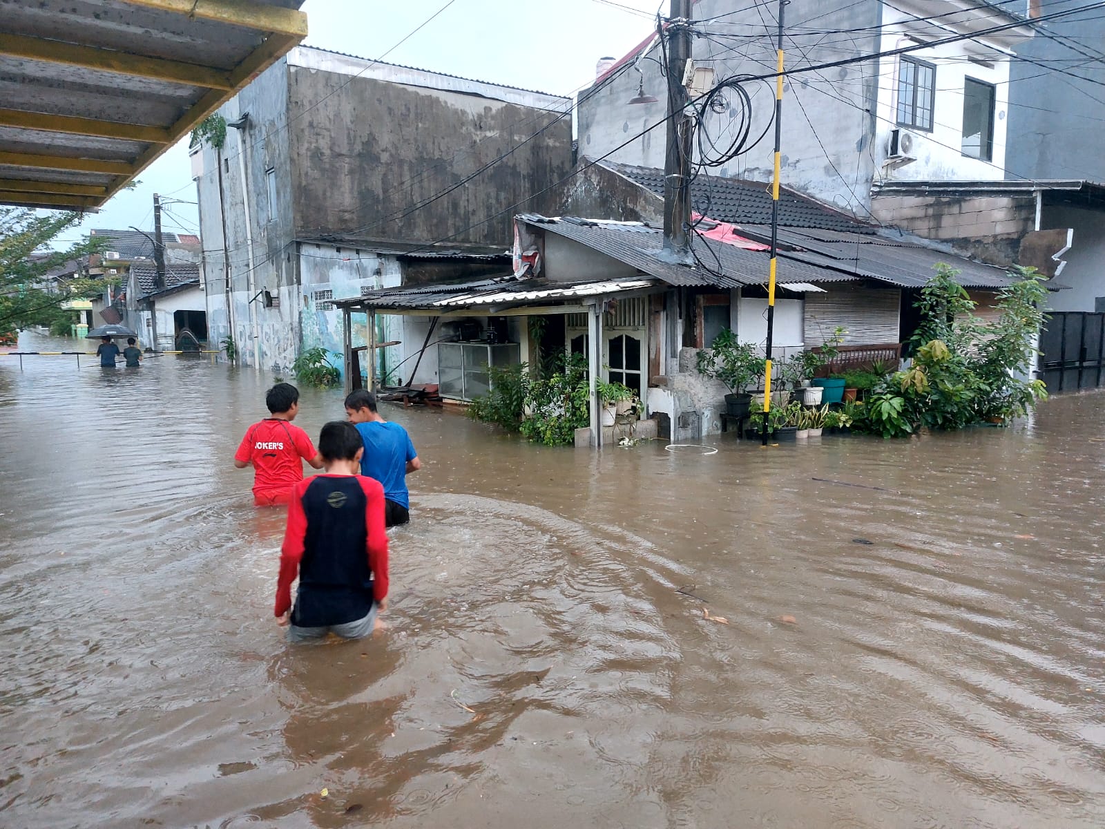Banjir merendam permukiman warga di kawasan Reni Jaya, Sabtu (4/4). (tangselpos.id/rmn)