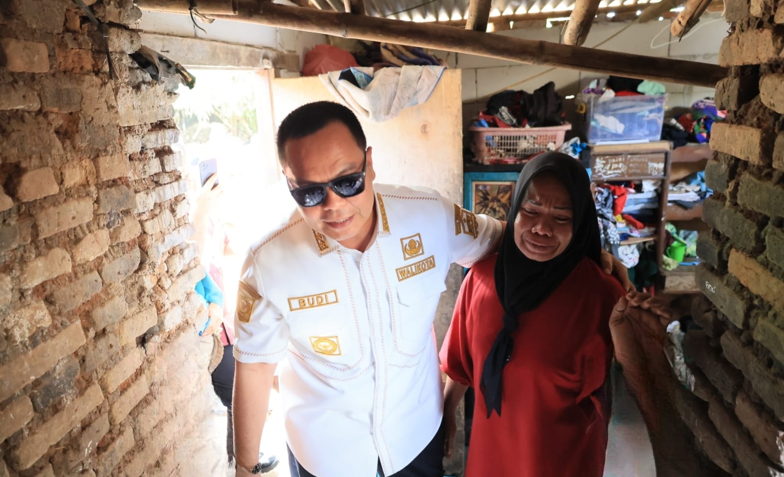 Warga penerima bantuan program rehab rumah terlihat menangis saat dikunjungi Wali Kota Serang, Budi Rustandi rumahnya di Kampung Pulojajar, Kelurahan Banjarsari, Kecamatan Cipocok Jaya, Jumat (10/4/2026).(Istimewa)