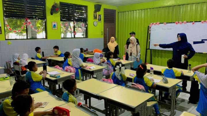 Petugas Dinas Kesehatan (Dinkes) Kota Tangerang sedang memberikan edukasi pemberian obat cacing kepada siswa sekolah dasar yang ada di Kota Tangerang.