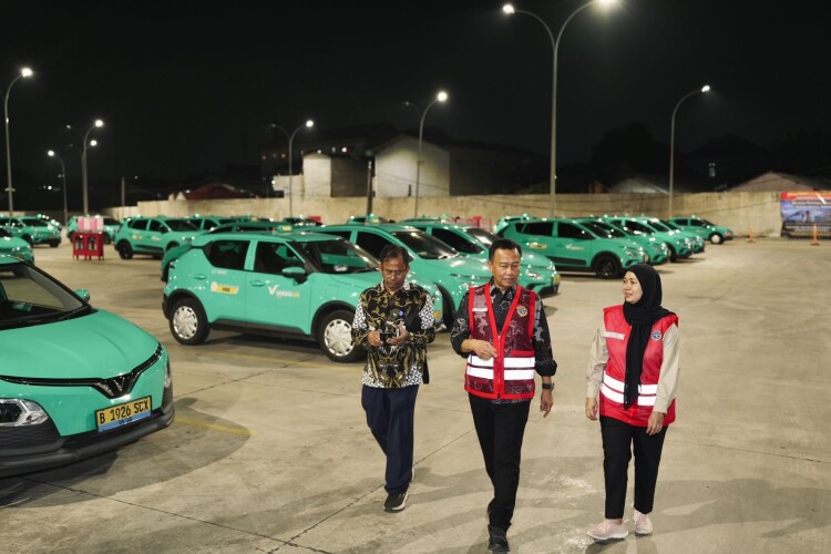 Direktur Jenderal Perhubungan Darat, Aan Suhanan (tengah) saat meninjau pool taksi.Green SM Bekasi. Foto : Ist