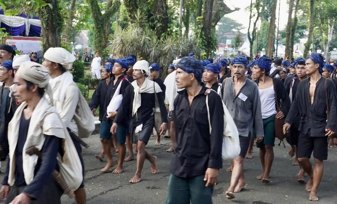 Ribuan warga Baduy tiba di Pendopo Bupati Lebak, untuk melaksanakan ritual Seba Baduy, usai berjalan kaki sepanjang 50 kilometer dari Kanekes, pada tahun 2025 lalu. (DOK. TANGSEL POS)