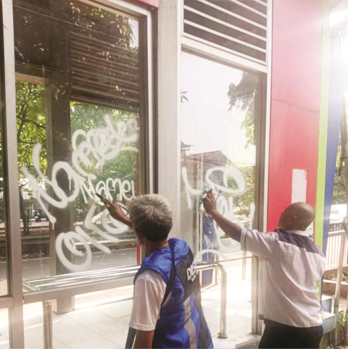 Petugas Dishub Kota Tangerang tampak melakukan pembersihan aksi vandalisme di salah satu halte Bus Tayo di wilayah Poris Plawad, Kota Tangerang, kemarin.
