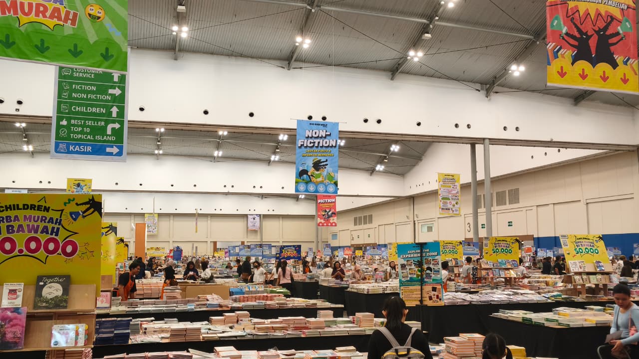 Area hall Big Bad Wolf Books di ICE BSD, Rabu (29/4/2026). Beragam buku dari berbagai genre ditawarkan dengan potongan harga besar, menarik minat masyarakat untuk berburu bacaan berkualitas. Foto : Emir MG