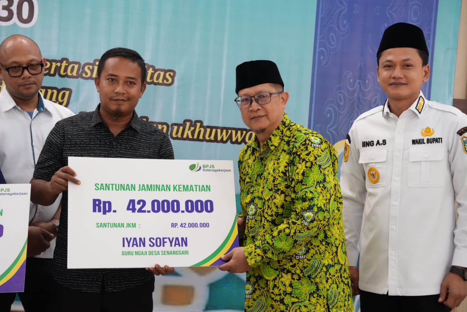 Ketua DMI Pandeglang, Ramadani menyerahkan santunan kematian kepada ahli waris marbut.(Istimewa)