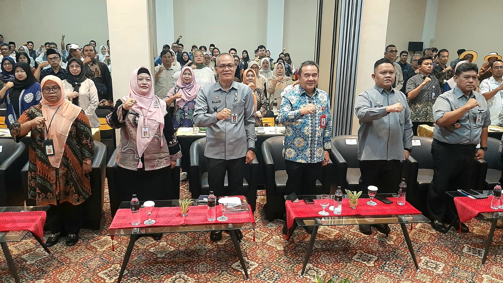 Kakanwil Kementerian Hukum Banten bersama Sekda Kabupaten Tangerang saat berfoto bersama dengan pelaku UMKM dan Koperasi Merah Putih. (Ist)