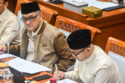 Menteri Haji dan Umroh Mochamad Irfan Yusuf (jaket cokelat) saat rapat di DPR. Foto : Ist