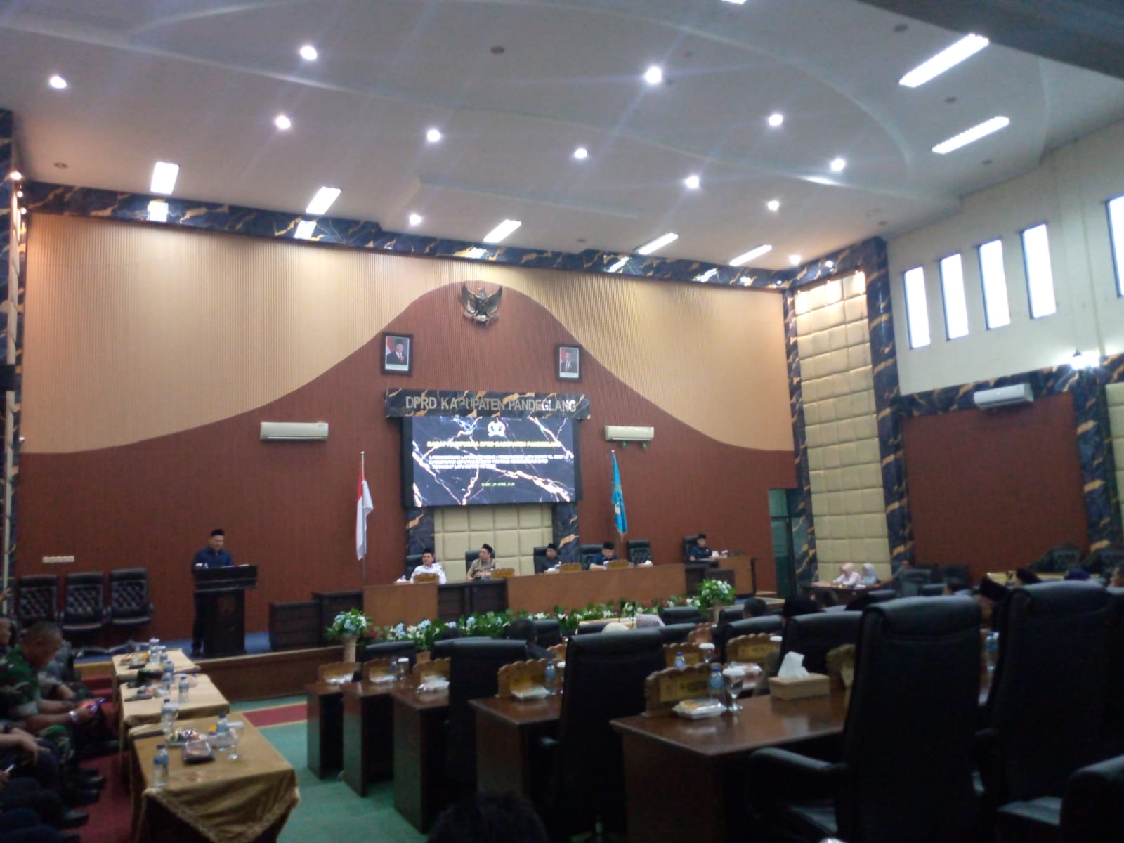 Suasana rapat paripurna laporan Pansus I Pembahasan LKPj Bupati TA 2025, di Gedung DPRD Pandeglang, Rabu (29/4/2026).(Ari Supriadi-tangselpos.id)