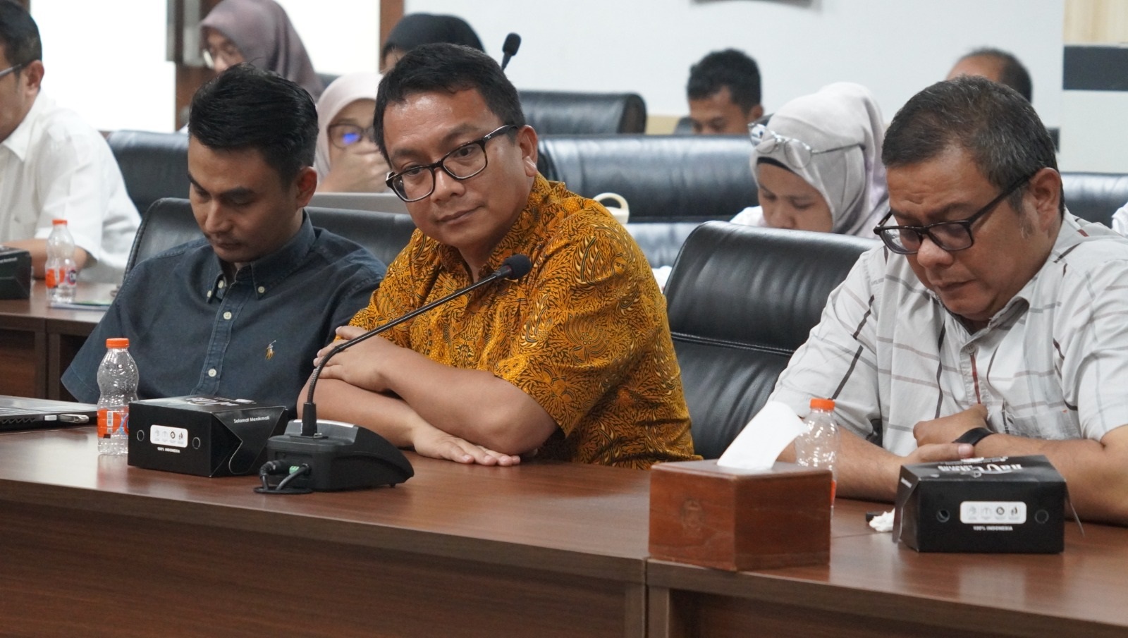 Pansus RTRW saat mendengarkan penjelasan pihak pengembang terkait sungai yag hilang di Pondok Aren, pada saat RDP di Gedung DPRD Kota Tangsel, Rabu (22/4). Foto : Ist
