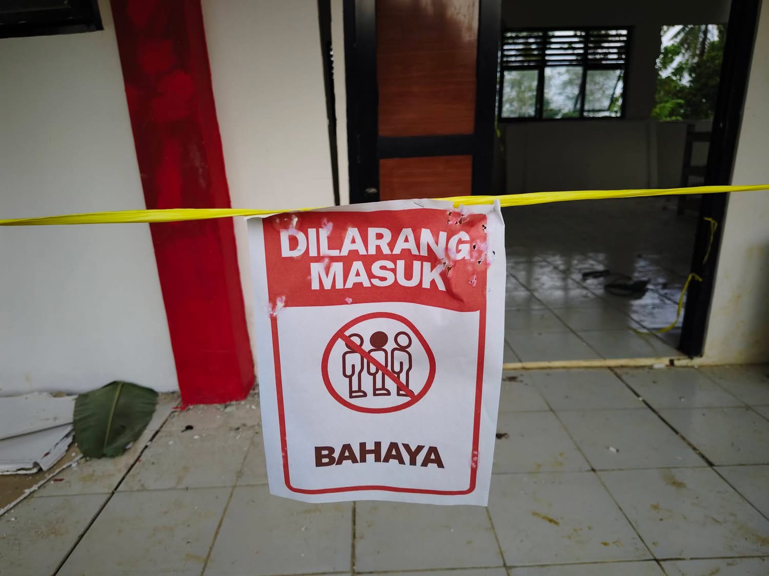 Kondisi dua ruang kelas SDN Kutakarang 3 yang mengalami rusak berat dan terancam ambruk, diberi peringatan bahaya agar para siswa tak masuk ke dalam ruang kelas tersebut.