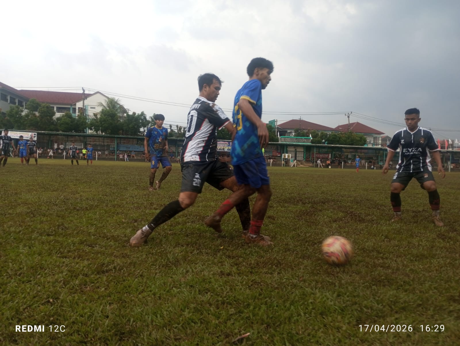 Para pemain Porba Blora United dan Poker Penyugrafhy kerja keras tampil di lapangan yang berat.(tangselpos.id).