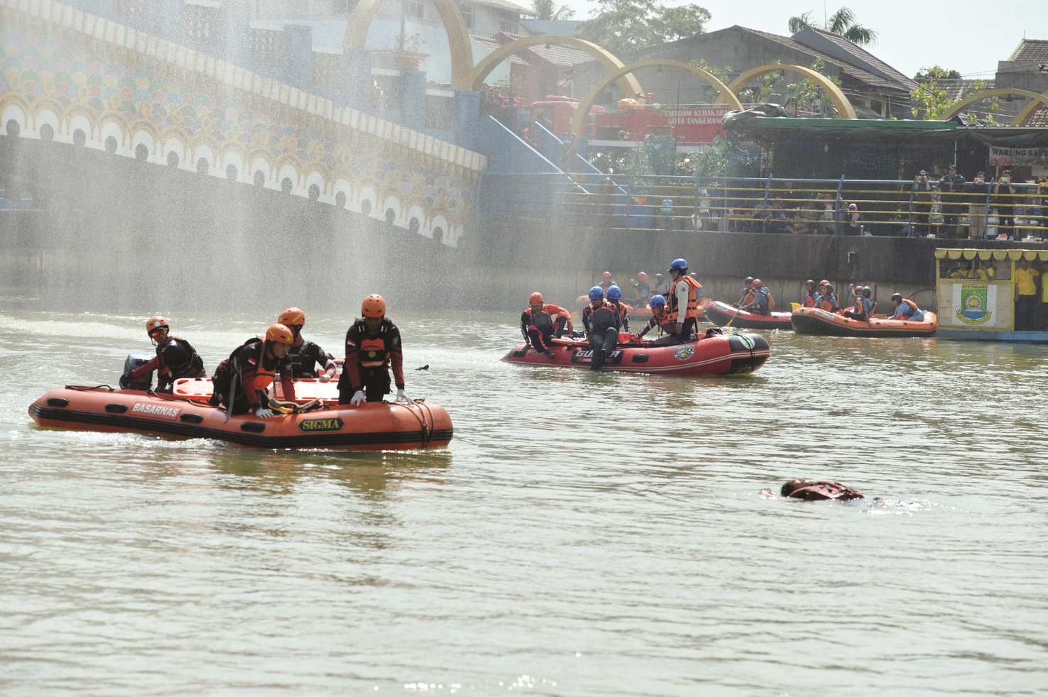 SIMULASI: Proses simulasi tanggap darurat banjir yang digelar di Sungai Cisadane. ISTIMEWA