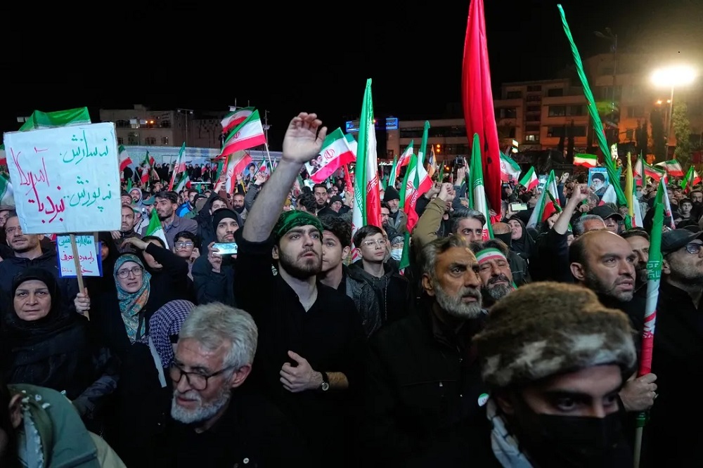 Warga Iran turun ke jalan untuk rayakan genjatan senjata jeda 2 minggu. Foti ::Ist