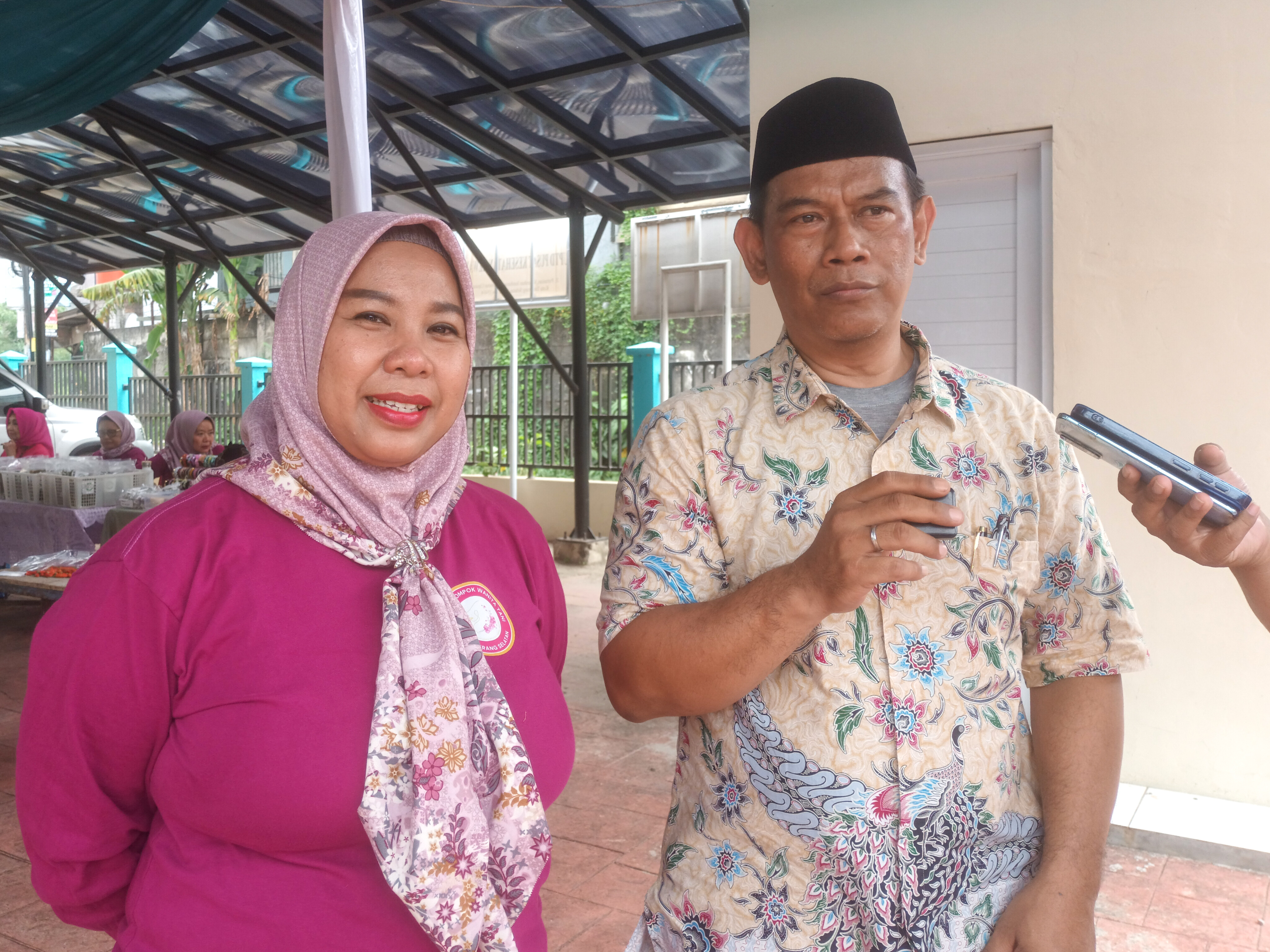 (ki-ka) Ketua Forum KWT Tangsel, Sri Agustin, dan Plt Kepala DKP3 Tangsel, Achmad Supriyarna, saat memberikan keterangan kepada media pada kegiatan Gertam dan halalbihalal KWT di BPP Jombang, Rabu (23/4/2026). (tangselpos.id/lim)