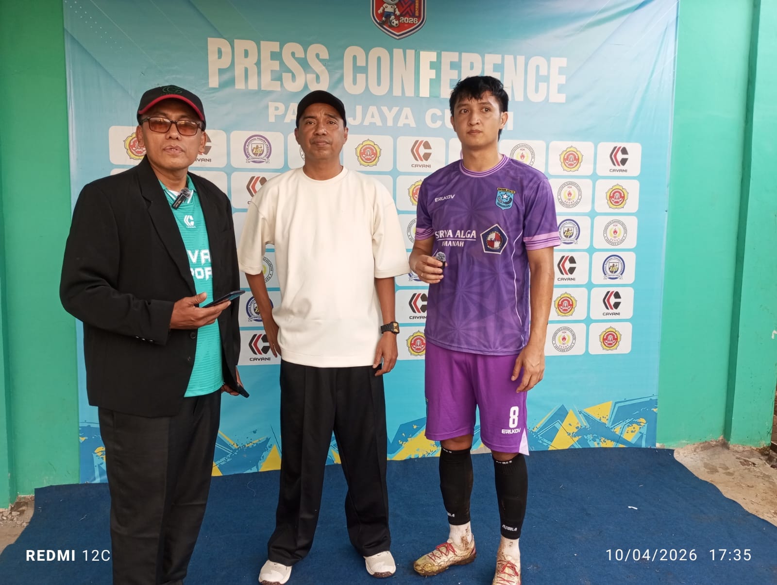 Manajer Ghausal (tengah) ketika sesi jumpa pers dipandu Sekum Panitia, Muska Musi Jr.(tangselpos.id).