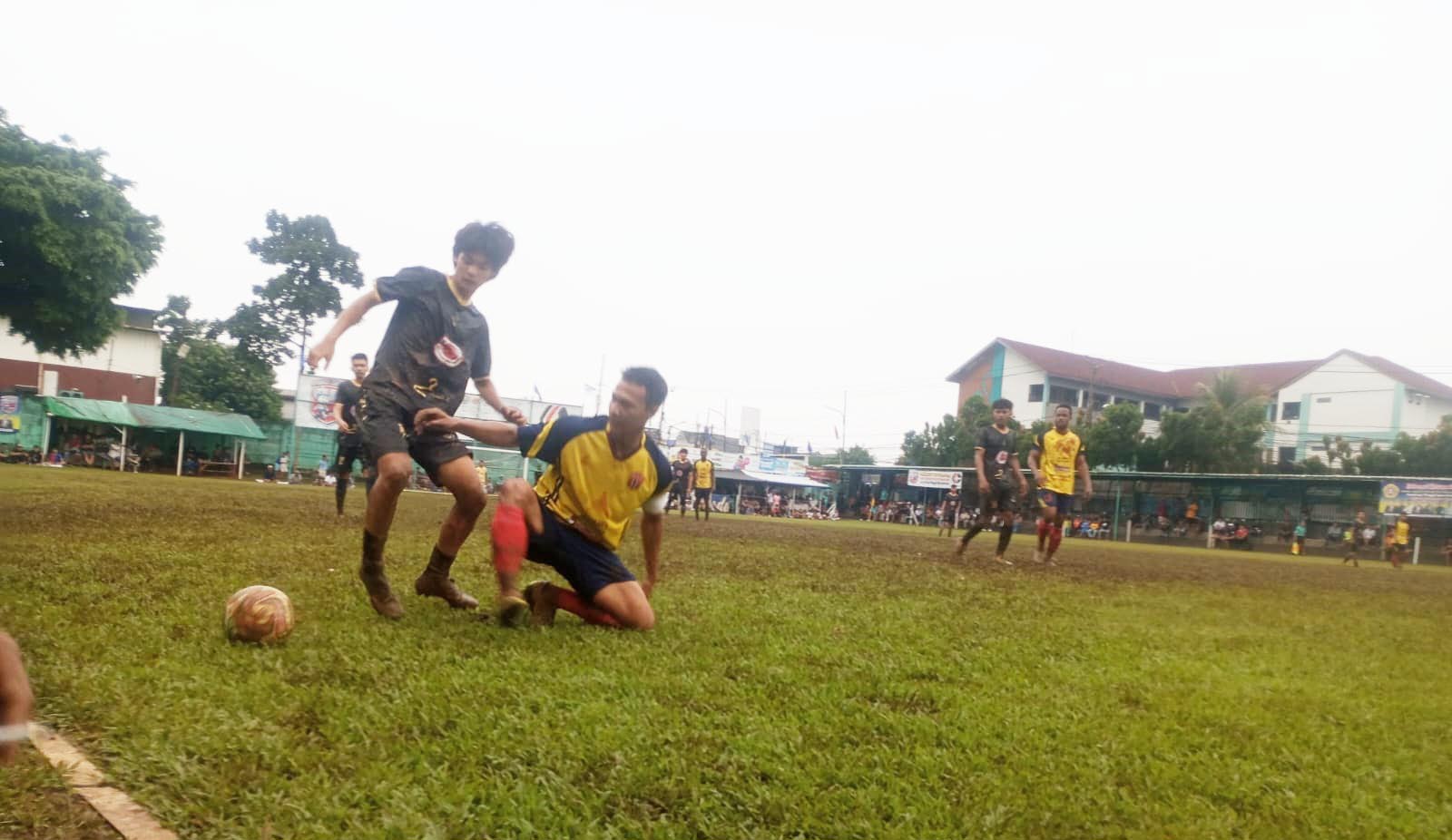 Pemain Allstar Pakujaya, Bejo Umbara sambil jongkok berebut bola.(tangselpos.id).
