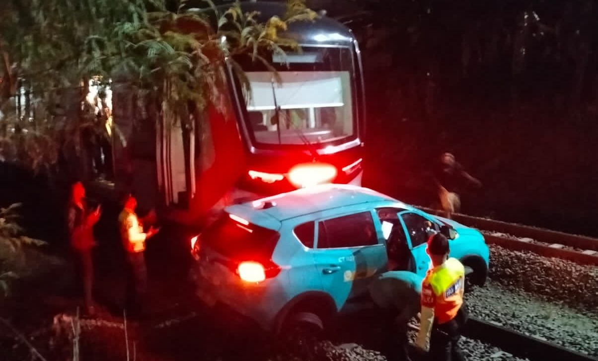 Tabrakan kereta dan taksi Green SM Indonesia di Bekasi. Foto : Ist