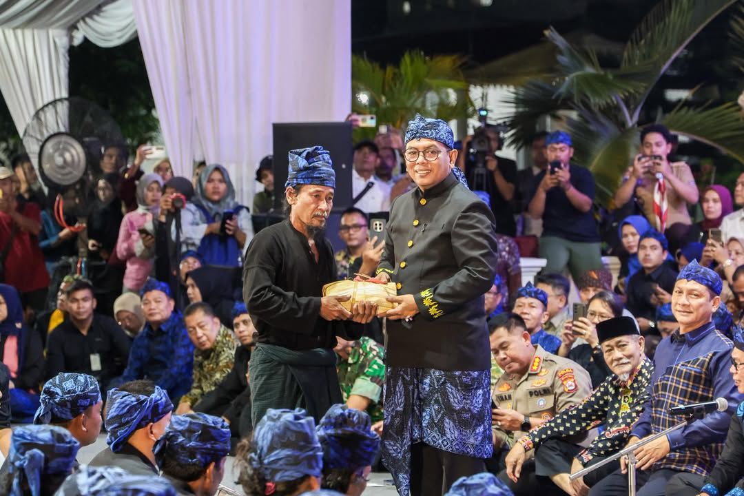 Gubernur Andra Soni menerima amanat pelestarian alam dari 1.552 masyarakat adat Baduy dalam prosesi Seba Baduy 2026. Foto ::Humas Pemprov