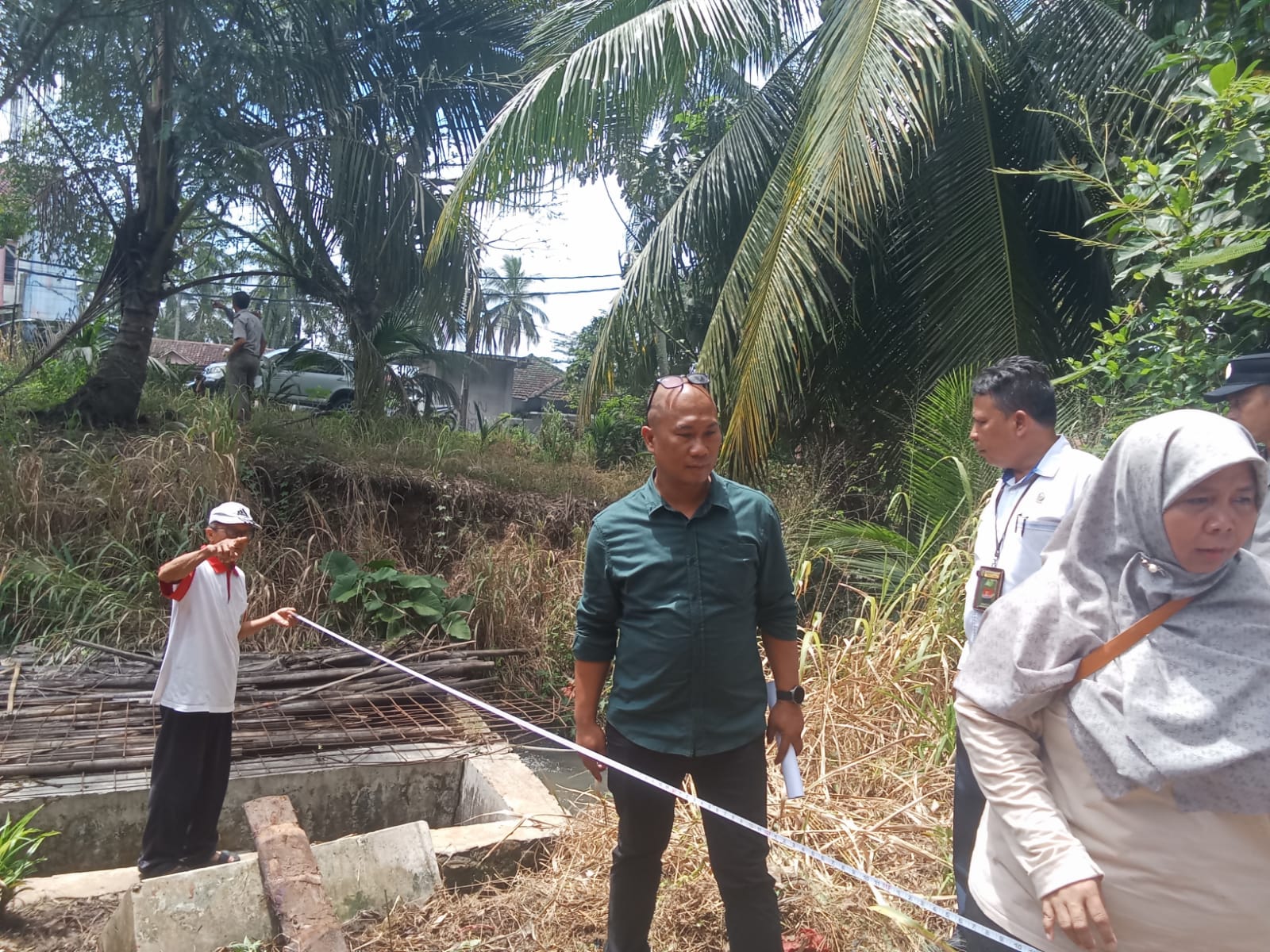 Para pihak terkait sedang melakukan pemeriksaan hingga pengukuran sengketa kepemilikan lahan yang dilayangkan oleh penggugat H. Maman Suherman, di wilayah Desa Curug Barang, Kecamatan Cipeucang, Kabupaten Pandeglang, beberapa waktu lalu.