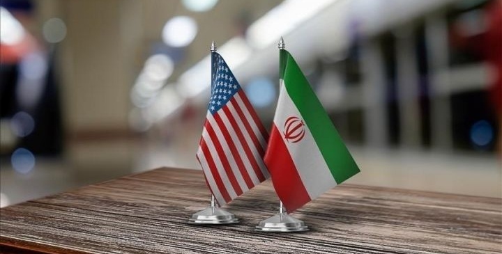 Ilustrasi bendera AS dan bendera Iran. Foto : Ist