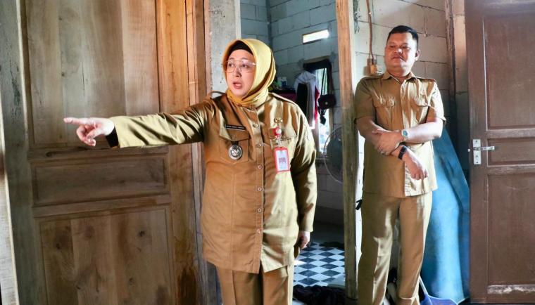 Wakil Bupati (Wabup), Tangerang Intan Nurul Hikmah saat meninjau langsung progres renovasi Rumah Tidak Layak Huni (RTLH) milik Ibu Mursani, warga Desa Matagara, Kecamatan Tigaraksa, Selasa (7/4).