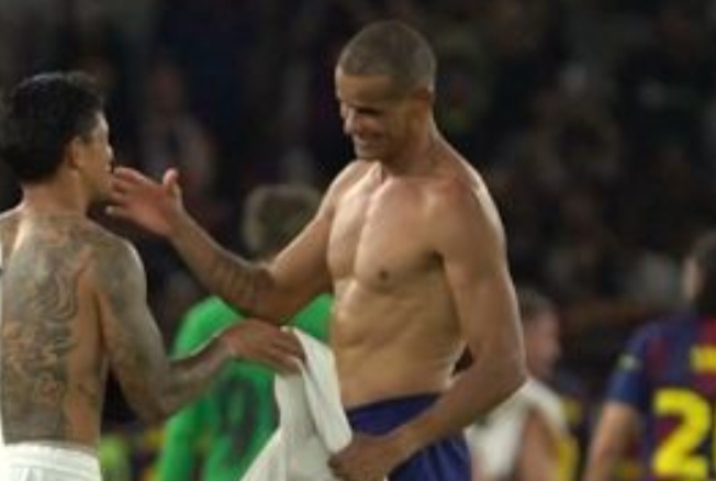 Irfan Bachdim (kiri) saat mendapatkan laos dari salah saru mantan pemain Barca Rivaldo. Foto : Foto : Ist