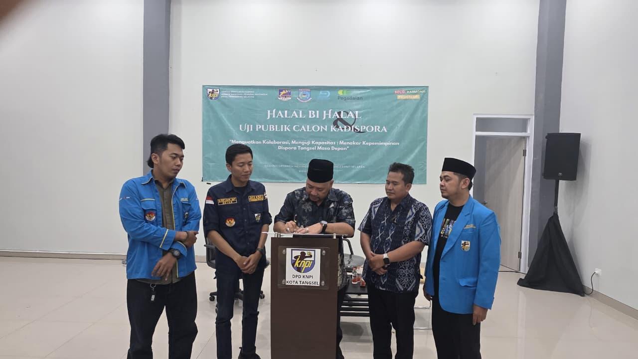 KNPI Kota Tangsel bersama para calon Kadispora Tangsel saat gelar uji publik.