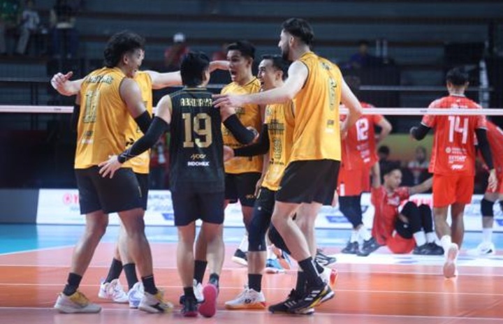 Selebrasi Tim Jakarta Bhayangkara Presis usai menang 3-0 dari Surabaya Samator. Foto : Ist