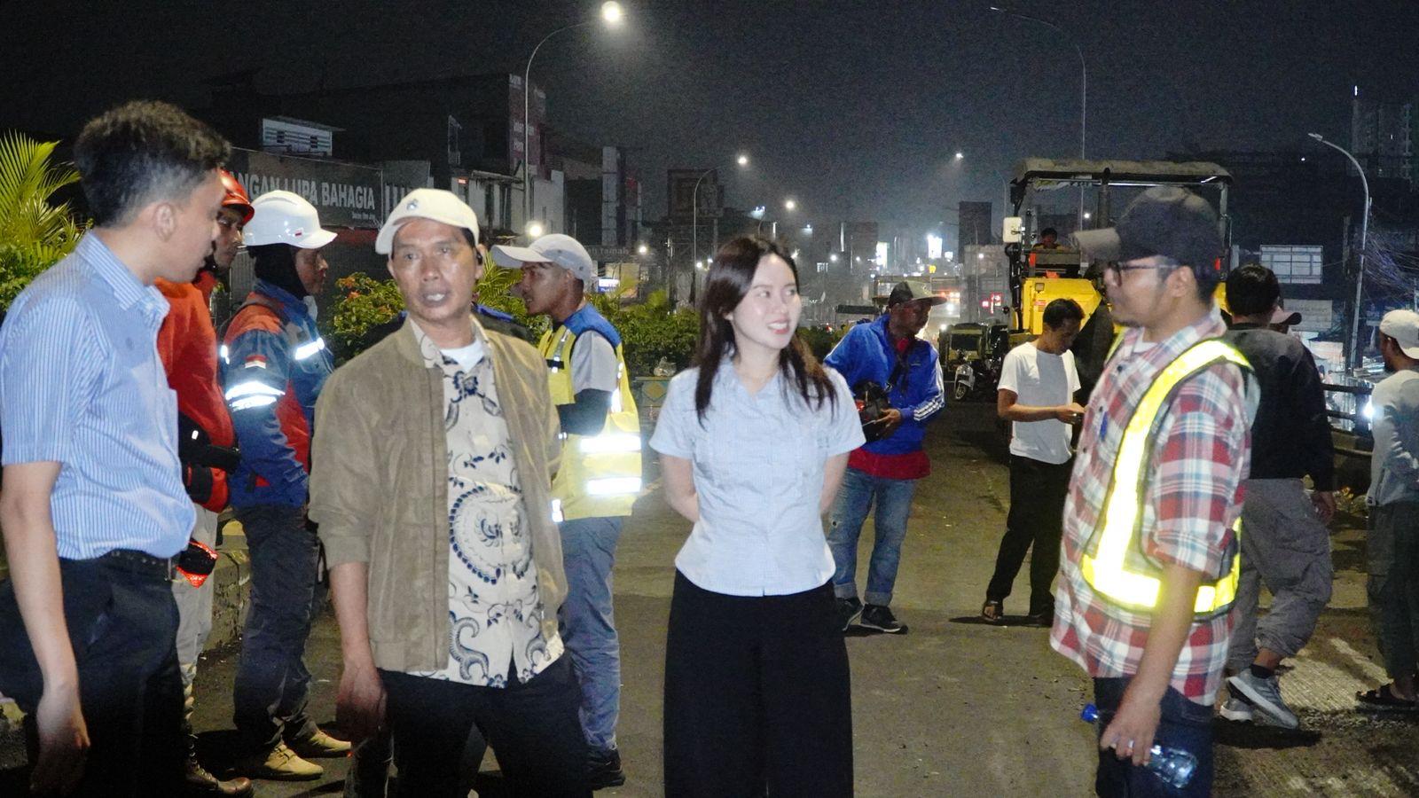 Wakil Ketua DPRD Tangsel, Maria Teresa Suhardja, turun langsung meninjau progres pembangunan jalan di Flyover Ciputat.