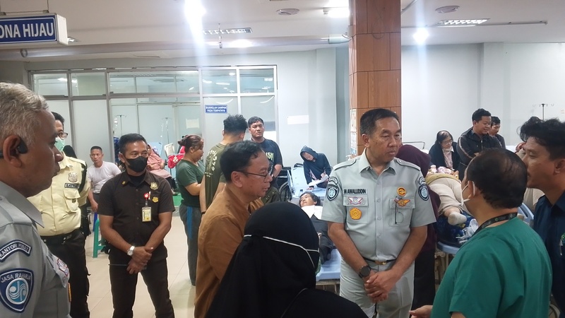Dirut Jasa Raharja Muhammad Awaluddin (baju abu2) saat berada di Stasiun Bekasu tinurgʻŕ